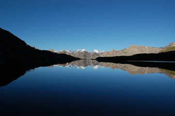 massif des ecrins en refflet dans lac