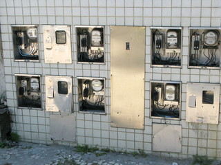 Mur de compteurs éléctriques dans la rue, Brésil.