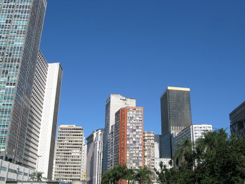 Buildings modernes, ciel bleu, Brésil.