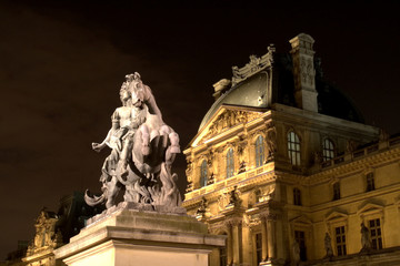 Fototapeta na wymiar Pomnik w Luwrze w Paryżu