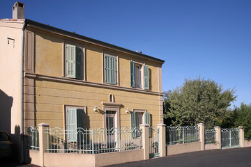 Bastide dans un village du Sud de la France