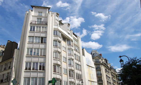 Immeubles tradtionnels, rue de Paris, France