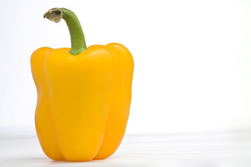 Pimiento crudo aislado sobre fondo blanco