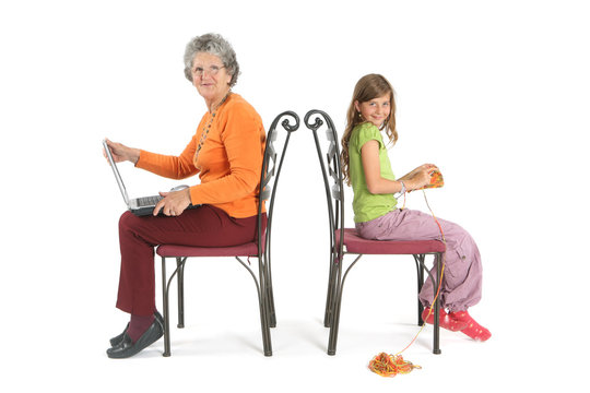 grand-mère avec ordinateur et enfant fait du ticot
