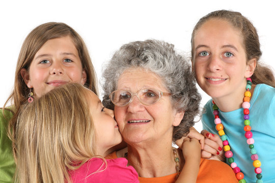 Enfants embrasse grand-mère