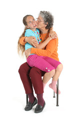 Enfants embrasse grand-mère