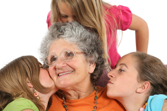 Enfants embrassant leur grand-mère