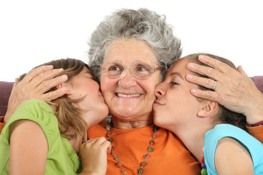 Enfants embrassant leur grand-mère