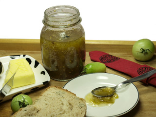 Petit dejeuner a la confiture de tomates vertes.