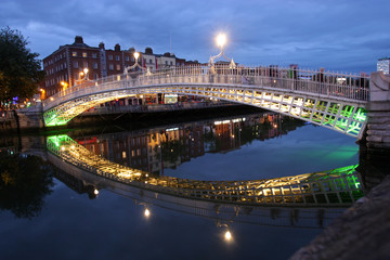 Naklejka premium Most Ha'penny w Dublinie w Irlandii nocą