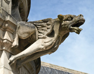 Fototapeta na wymiar Okropny gargulec w katedrze we Francji