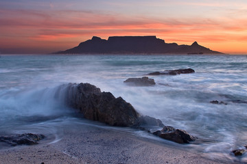 De kleuren van de Tafelberg bij zonsondergang met grote rotsen