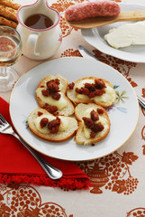 Crostini con salsiccia e stracchino - Antipasti Lombardia