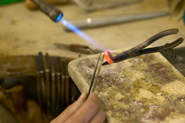 Goldschmied bei der Arbeit