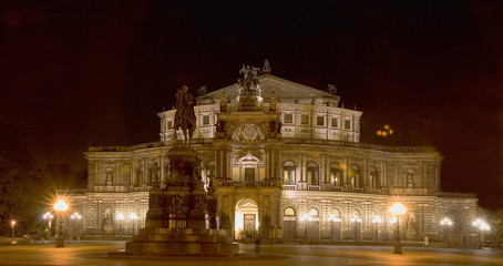 Fototapeta na wymiar Opéra de Dresde la nuit