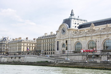 Fototapeta na wymiar Musée d'Orsay z widokiem na Seine, Paryż.