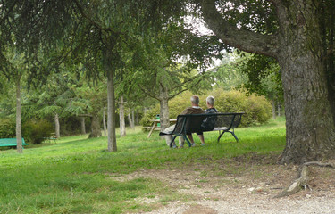 Couple de retraités sur un banc