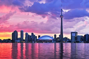 Fotobehang Schilderachtig uitzicht op de skyline van de waterkant van de stad Toronto bij zonsondergang © Elenathewise