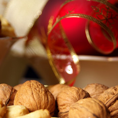 glaskugel und nuesse