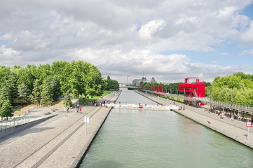 Fototapeta na wymiar Canal de l'Ourcq, cité des Sciences, Paris XIX