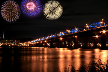 Fototapeta premium Spectacular fireworks at han River Seoul Korea