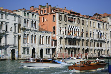 palais le long du grand canal à venise
