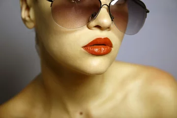Schilderijen op glas Fashion portrait of young pretty woman with glasses © Egor Mayer