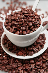 Kaffeebohnen mit Tasse