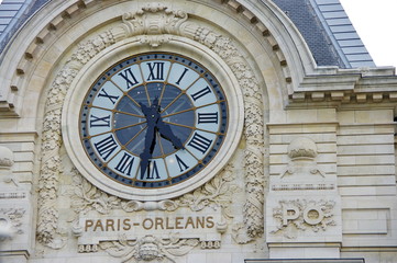 Horloge  sur la façade de pierre du Musée d'Orsay. Paris.