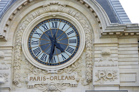 Horloge  sur la fa&ccedil;ade de pierre du Mus&eacute;e d'Orsay. Paris.