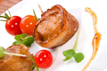 Ginger Soy Scallops wrapped by bacon with fresh tomatoes