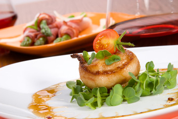 Ginger Soy Scallops wrapped by bacon with fresh tomatoes