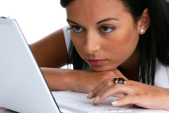 Eine junge nachdenkliche Frau mit Laptop Computer