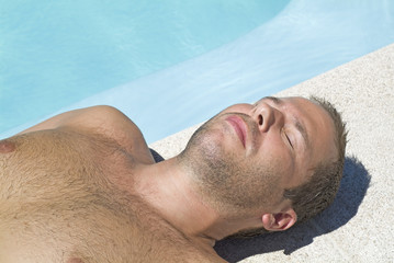 Naklejka premium young man at the pool,healthy lifestyle