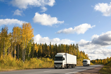 Fototapeta na wymiar samochód dostawczy, jesień, highway Scandinavia