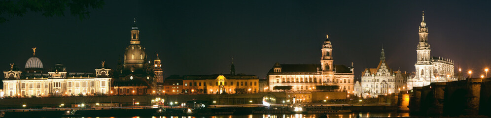 Fototapeta na wymiar Panorama de Dresde la nuit