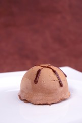 dessert praliné avec coulis chocolat