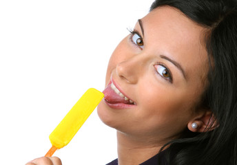 Sexy Teenager mit Speiseeis zeigt Zunge