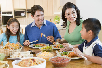 Obraz na płótnie Canvas Rodzina Cieszący posiłek, posiłku Together