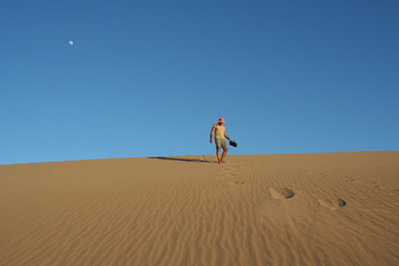 Fototapeta na wymiar Einsamer Tourist im Death Valley, Kalifornien - USA