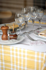 Tavola Apparecchiata Gialla