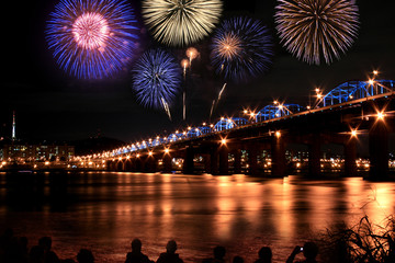 Fototapeta premium Spectacular fireworks at Han River Korea