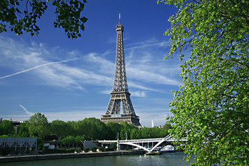Fototapeta na wymiar Wieża Eiffla w pobliżu Seine