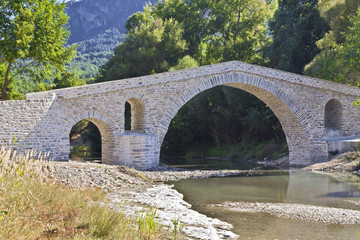 Fototapeta na wymiar Starych kamienny most w Grecji