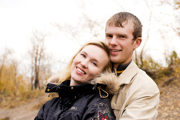 Obraz premium happy cheerful young couple outdoor