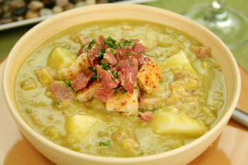 Chunky pea and ham soup with croutons and ham