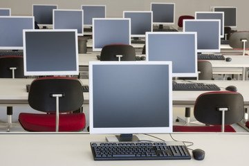 Schulungsraum mit Computern
