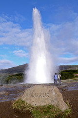Strokkur mit Personen