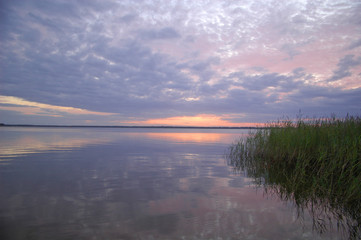 Levé de soleil sur un lac