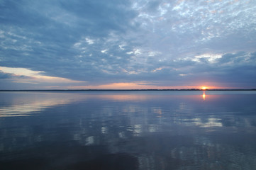 Levé de soleil sur un lac